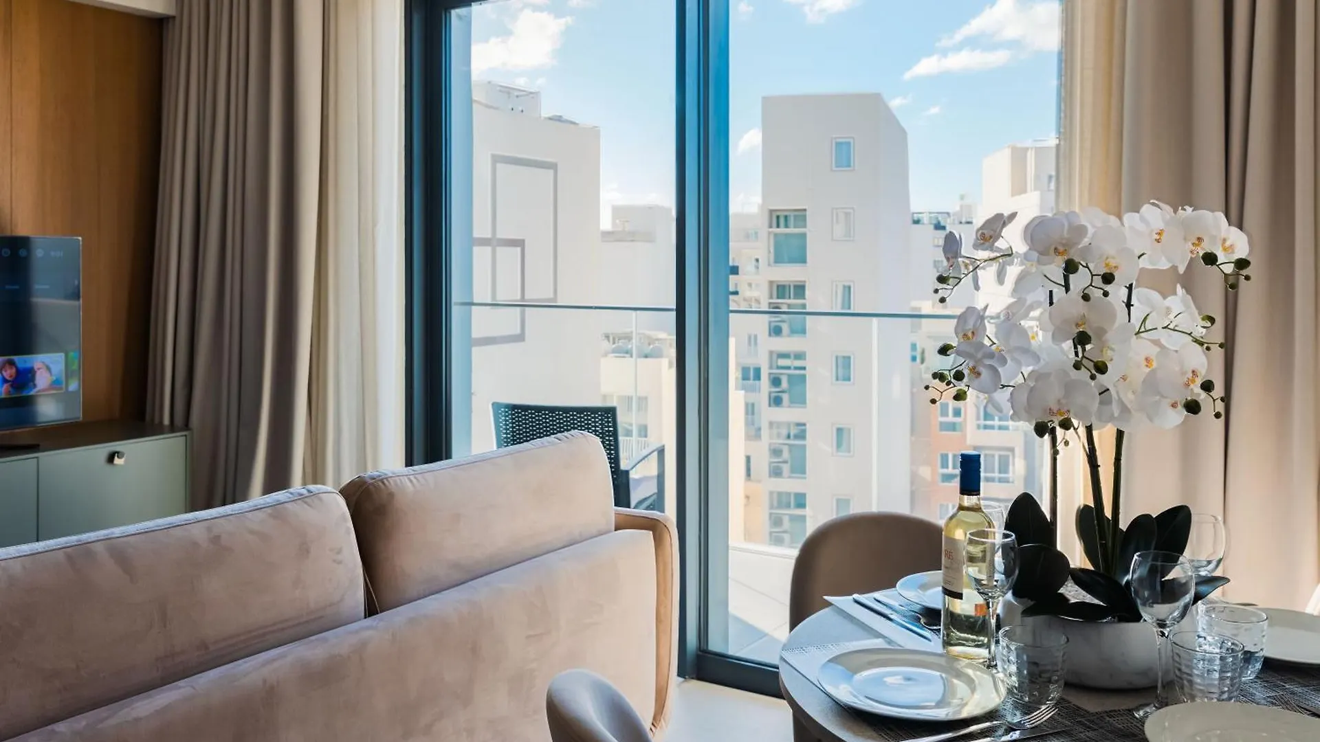 Mercury Suite Bright With Pool Access By Arcobnb Saint Julian's Apartment